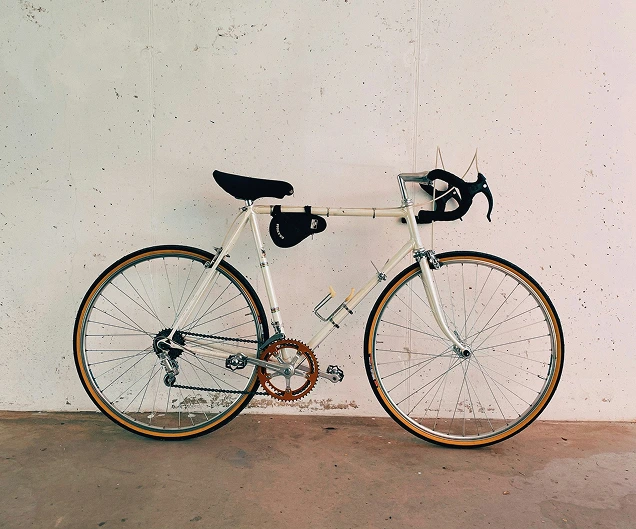 Vélo blanc à vitesses